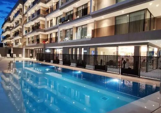 Noches de calma junto al agua: diseño contemporáneo y líneas depuradas en la zona de piscina del hotel.