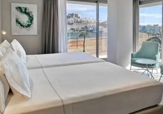 Luz natural y diseño funcional: habitación orientada al mar pensada para la máxima serenidad y descanso.
