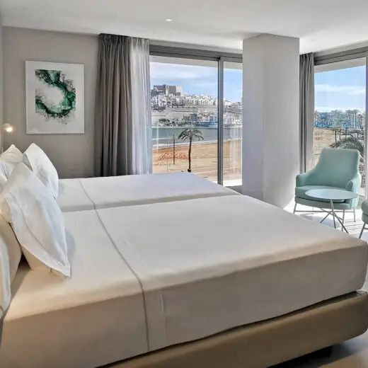 Luz natural y diseño funcional: habitación orientada al mar pensada para la máxima serenidad y descanso.