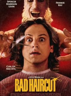  Un póster de la película 'Bad Haircut', con un hombre joven con expresión de terror mientras alguien detrás le corta el pelo, y texto de crédito en la parte superior e inferior.