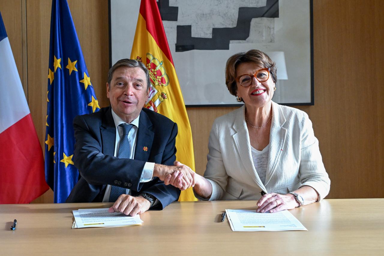 Alianza estratégica por el campo europeo — El ministro de Agricultura de España, Luis Planas, y la ministra de Agricultura de Francia, Annie Genevard, estrechan sus manos tras firmar en Madrid la declaración conjunta para defender el carácter comunitario y presupuestario de la PAC.