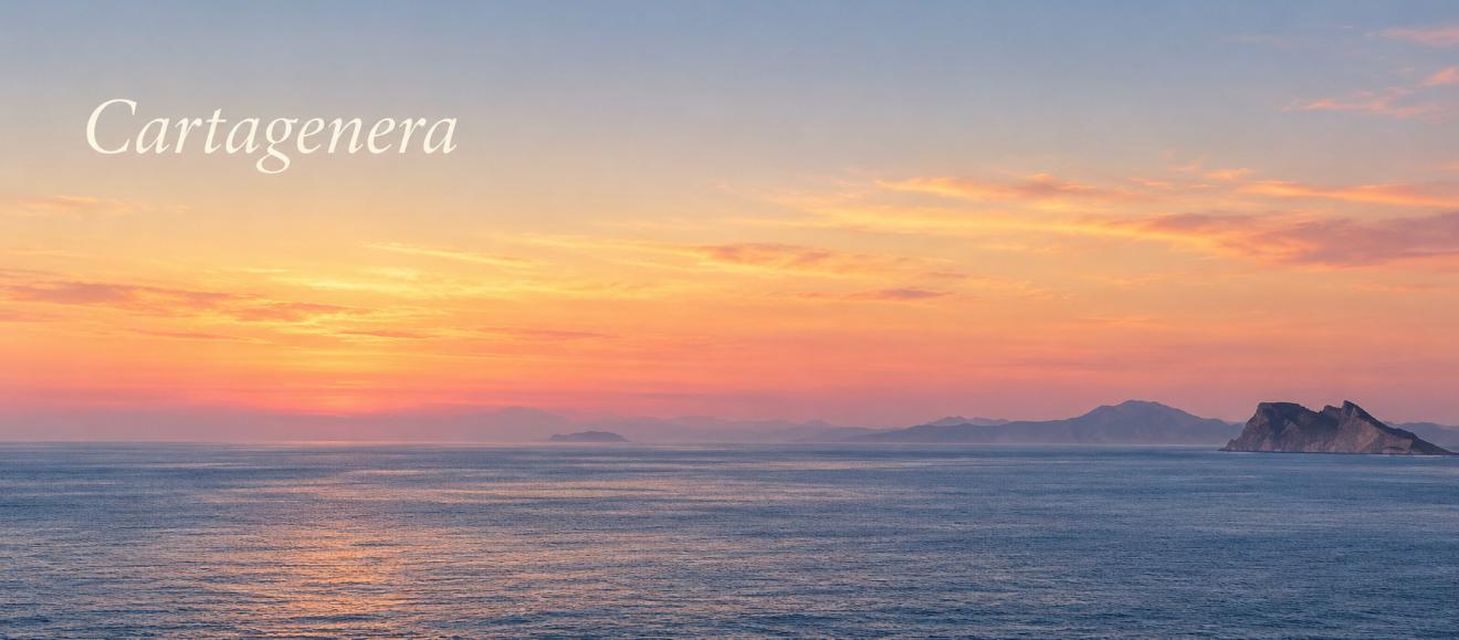 La puesta de sol sobre Puerto Sotogrande acompaña visualmente una música que habla de mar, luz, memoria y encuentro.