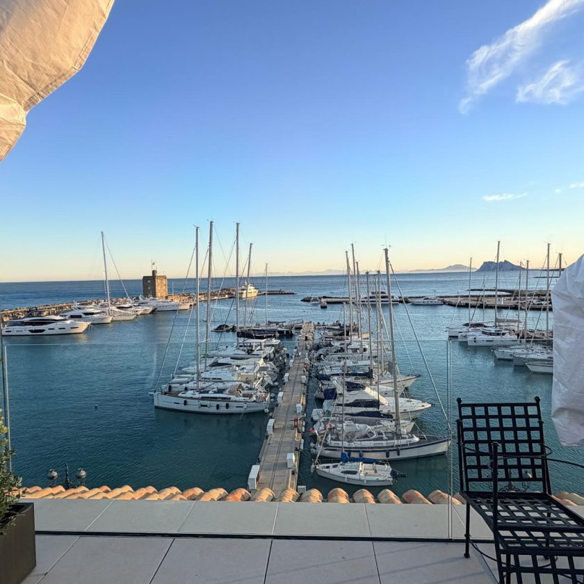 El puerto deportivo de Sotogrande, un espacio donde navegación, paisaje y encuentro forman parte de una misma experiencia.