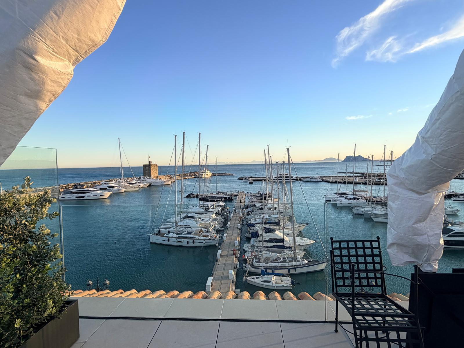 El puerto deportivo de Sotogrande, un espacio donde navegación, paisaje y encuentro forman parte de una misma experiencia.