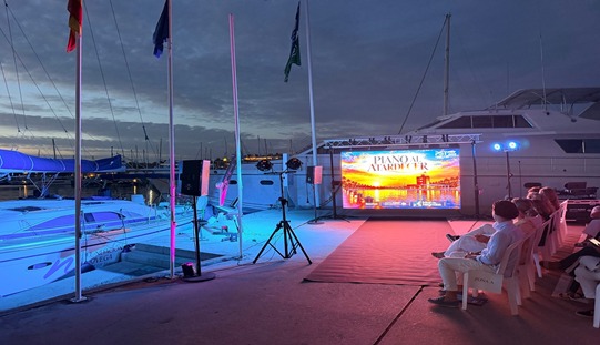 Eine Bühne ohne Grenzen: Publikum und Nautik verschmelzen zu einem einzigartigen kulturellen und sensorischen Erlebnis, gefördert von Puerto Sotogrande.
