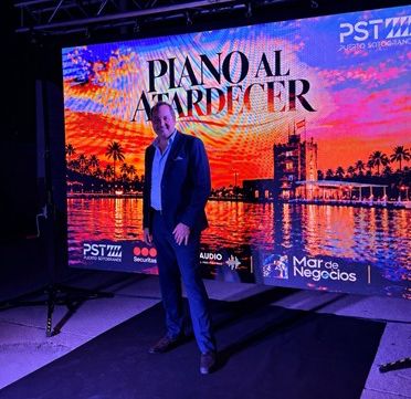 The performer and his environment: Francisco Álvarez after a performance that united musical excellence with a charitable commitment toward Fundación Navega.