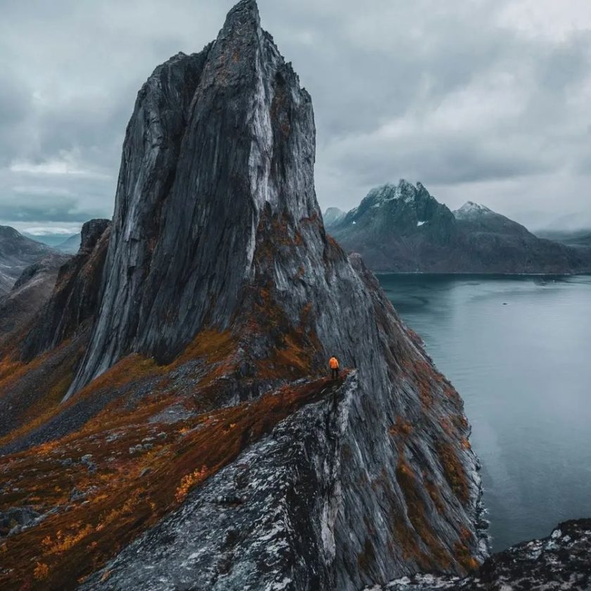 Iconic Majesty and Operational Realism: Locations like the imposing peaks of Segla in Senja are on production shortlists worldwide. The Norwegian Film Commission excels at ensuring these breathtaking settings are matched by meticulous logistical support and predictable, professional production conditions.