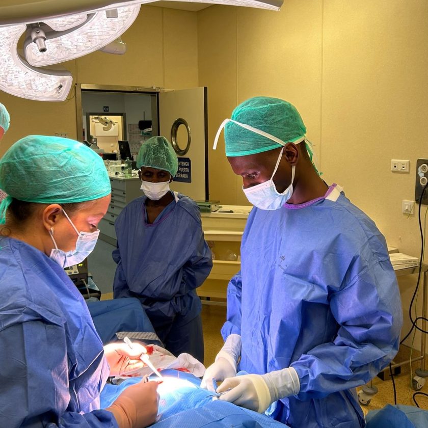 La ONG valenciana Surg For All y el Hospital Vithas Valencia 9 de Octubre acogen a un médico y una enfermera de Tanzania para una estancia formativa de tres meses en cirugía, urología y ginecología, reforzando la atención médica en su país de origen.