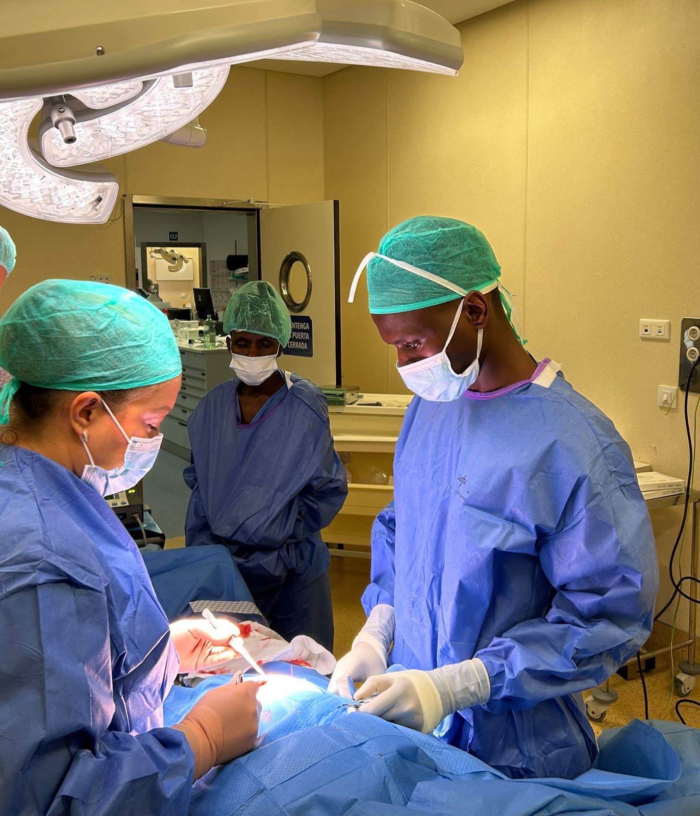 La ONG valenciana Surg For All y el Hospital Vithas Valencia 9 de Octubre acogen a un médico y una enfermera de Tanzania para una estancia formativa de tres meses en cirugía, urología y ginecología, reforzando la atención médica en su país de origen.