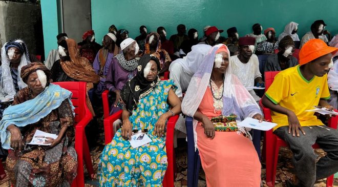 La espera hacia la luz: Pacientes con vendas oculares aguardan tras someterse con éxito a la cirugía de cataratas durante la expedición oftalmológica en Guinea-Bissau.