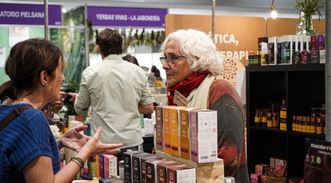 Diálogo y transparencia: Mar Salas -CEO de La Rueda Natural- compartiendo la filosofía y la eficacia de sus productos econaturales en un encuentro con clientes.
