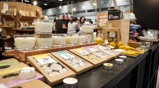 Detalles de un consumo responsable: velas ecológicas artesanales e iluminación natural que reflejan el compromiso de la marca con la reducción de residuos y el respeto ambiental.