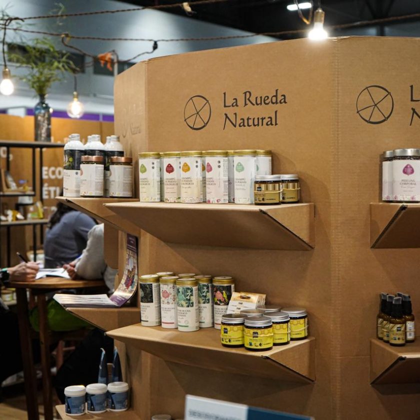 Coherencia en cada espacio: expositores de cartón reciclable y productos de cosmética certificada que integran la Economía del Bien Común en toda la cadena de valor.