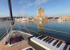 El piano que abrazó al mar: Francisco Álvarez y la melodía atardecida de Puerto Sotogrande