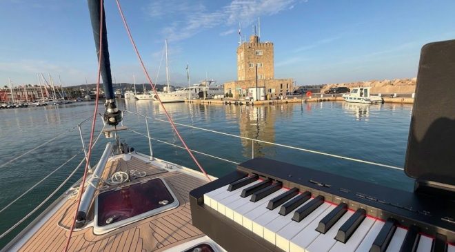 Le piano qui a enlacé la mer : Francisco Álvarez et la mélodie crépusculaire de Puerto Sotogrande