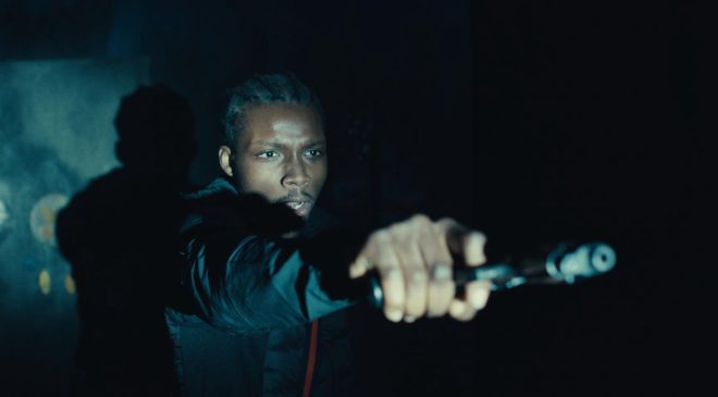 Una atmósfera asfixiante de suspense y acción extrema en No Way Down (Kraken), el visceral thriller dirigido por Mohamed Chabane y Théo Jourdain.