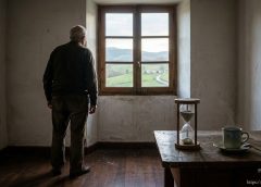 Vivir en soledad, morir en sociedad