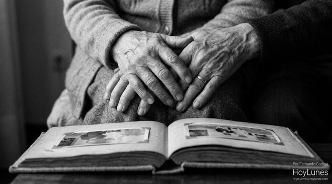 Manos que cuidaron y construyeron el futuro, hoy a la espera de un gesto de compañía que devuelva la dignidad al tránsito final.